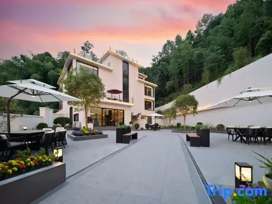 Fenghuang Biancity Mountain Resort Homestay (Fenghuang Ancient Town Nanhua Mountain Forest Park)