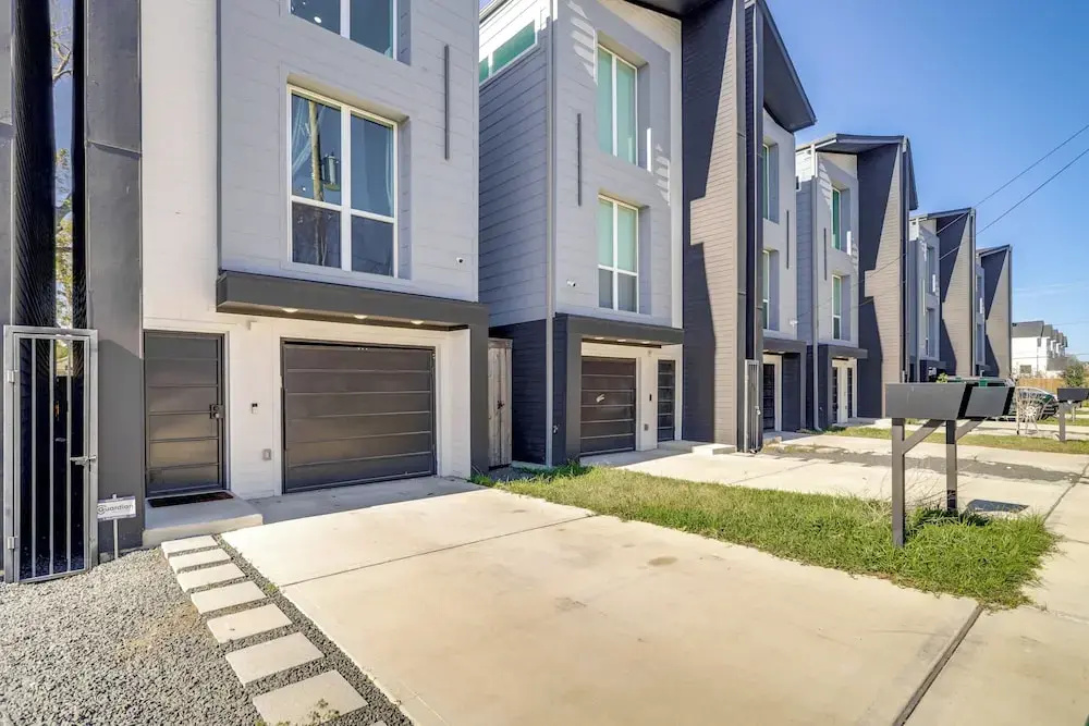 3 Mi to Dtwn: Modern Townhome w/ Yard in Houston