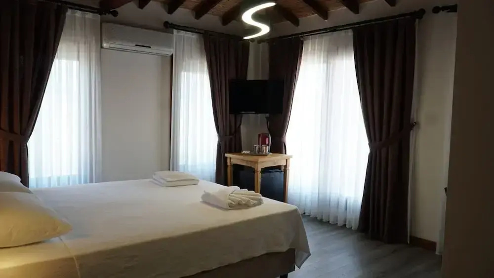 Deluxe Double room (full double bed)