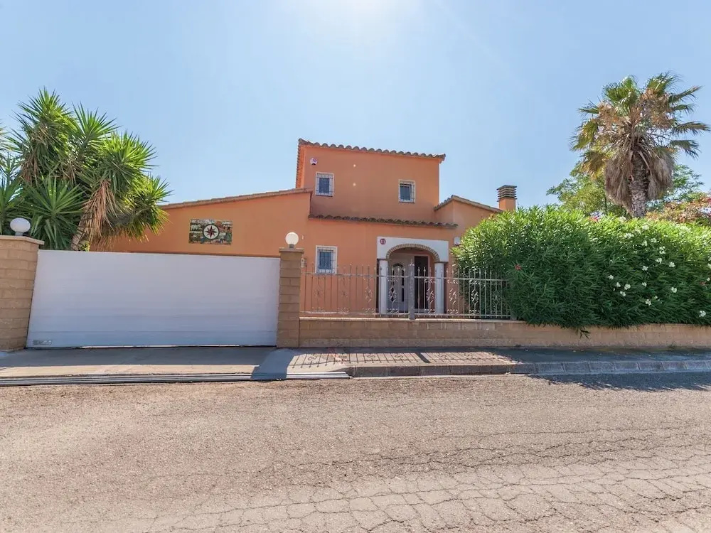 Fantastic Holiday Home With Private Pool at the Port Including a Private Berth - фото 1