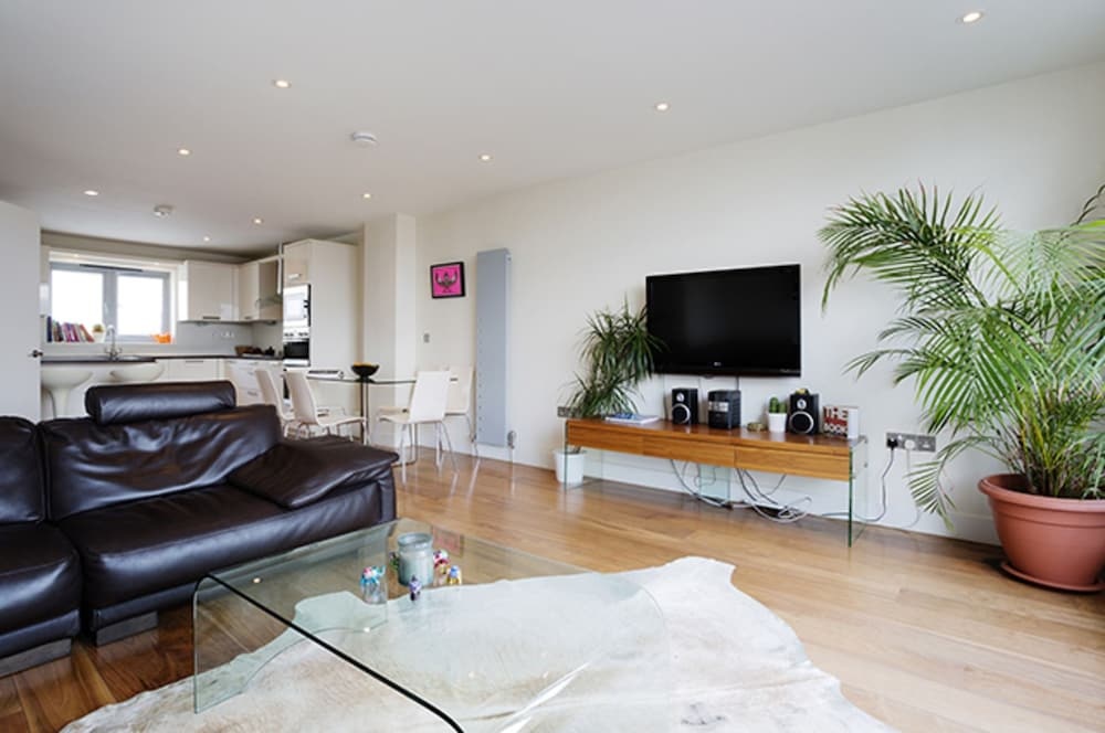 Veeve - Walk to Tower of London, 2 bed on Henriques St, City