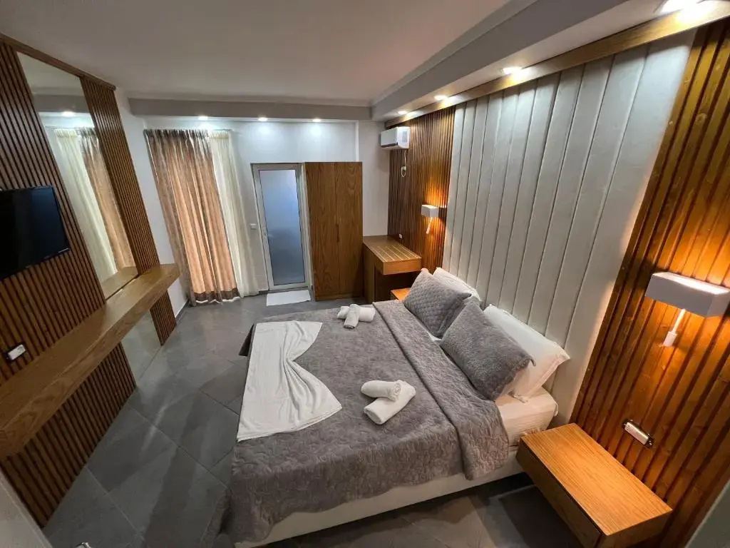 Deluxe Double room (full double bed)
