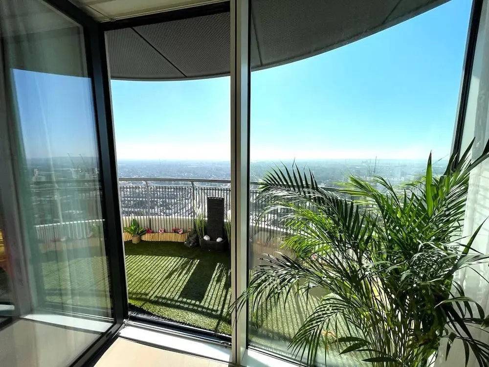 Stylish 1-Bedroom Apt with Stunning London Views
