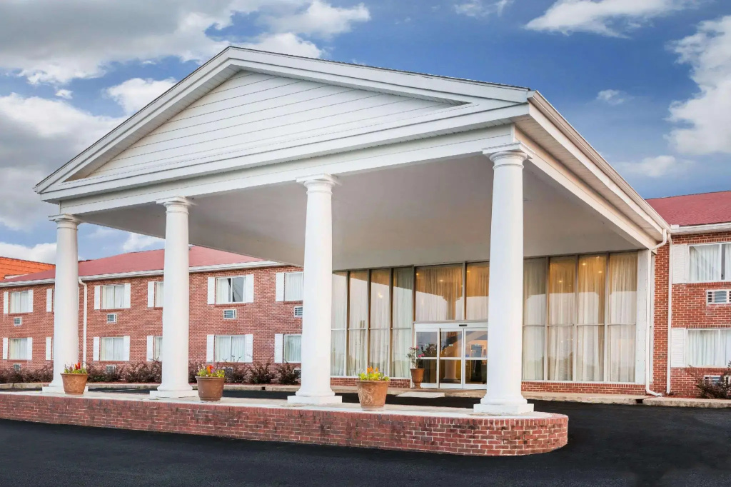 Americas Best Value Inn & Suites Phenix City - Photo 1