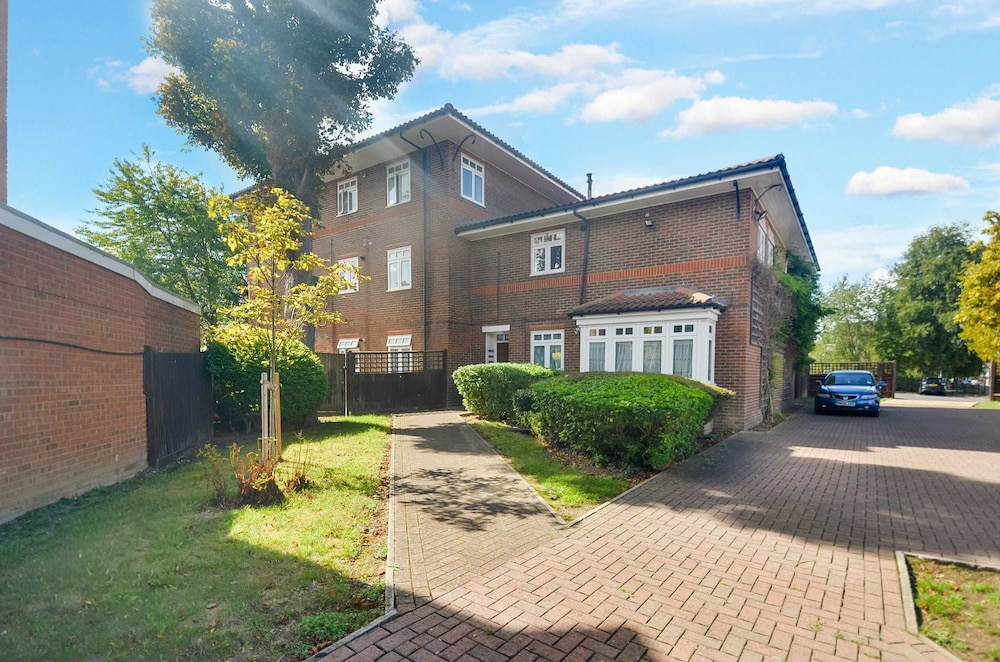 Spacious Flat With Free Parking Near Heathrow Airport