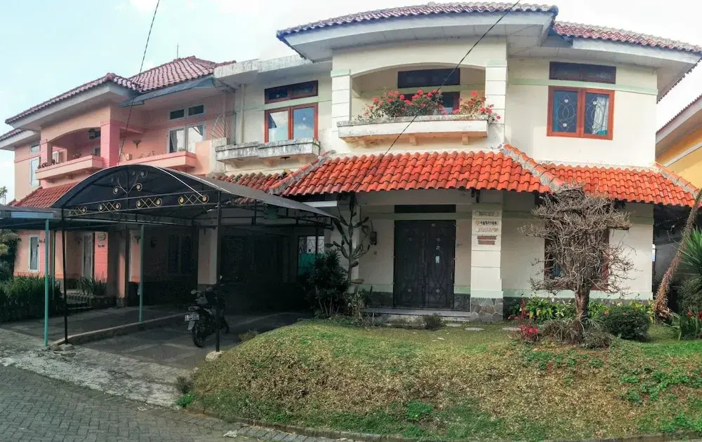 Villa Abdi Cipanas with Swimming Pool