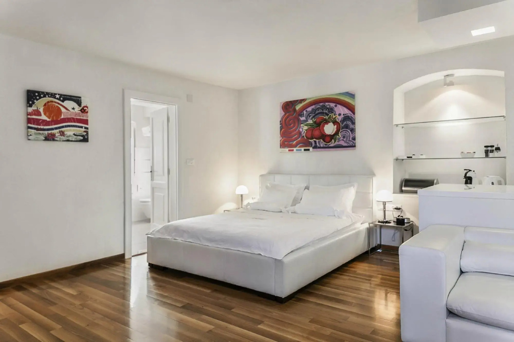 Small Cozy Double room (full double bed)