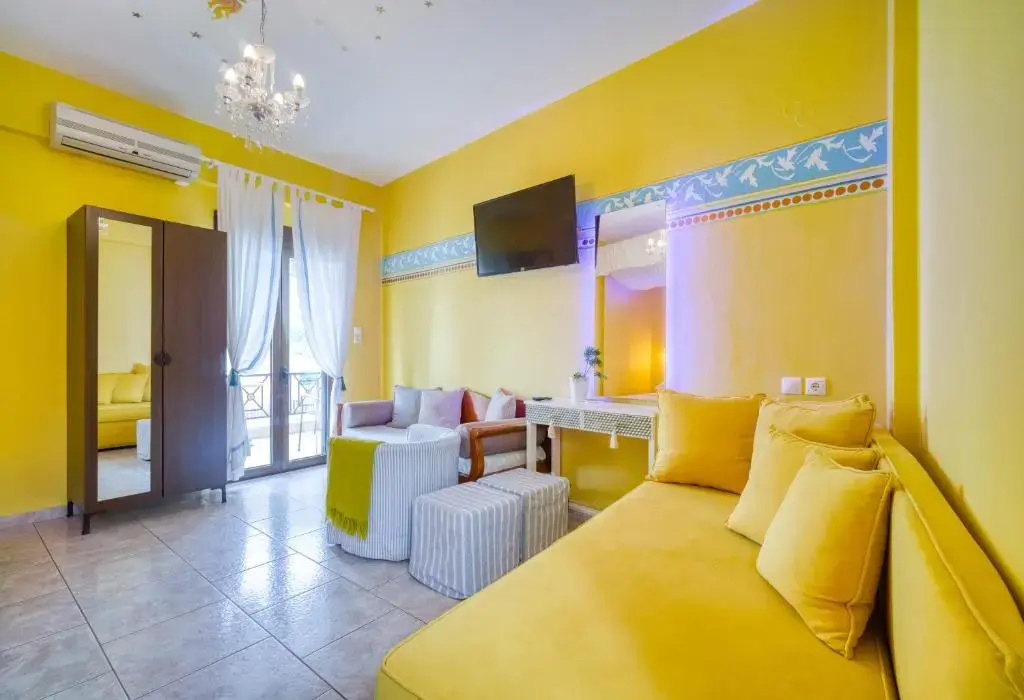 Standard Triple room with city view