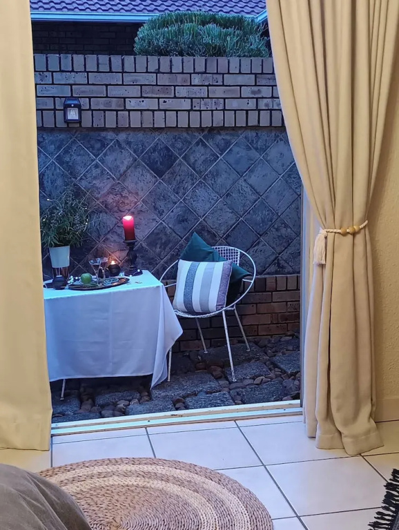 Private Cottage, Sleeps 2, Perfect for Work & Play
