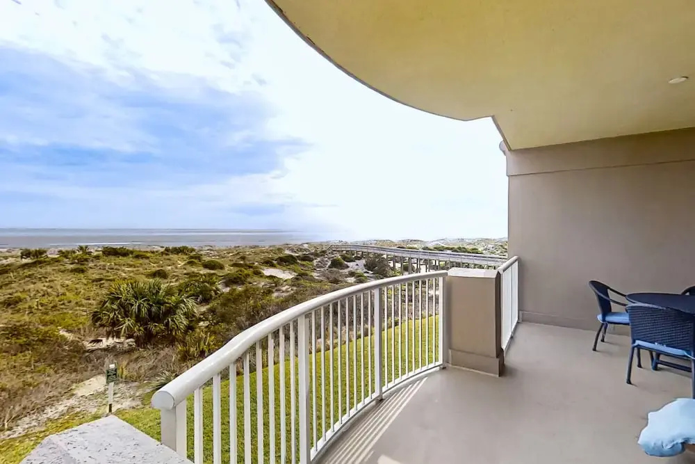 Luxurious Oceanfront Condo With Private Balcony, 2 Pools, and Beach Access