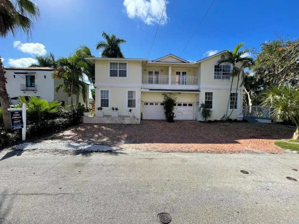 Las Olas Villa with 5 Bedroom, Lakeview, Dock & Pool