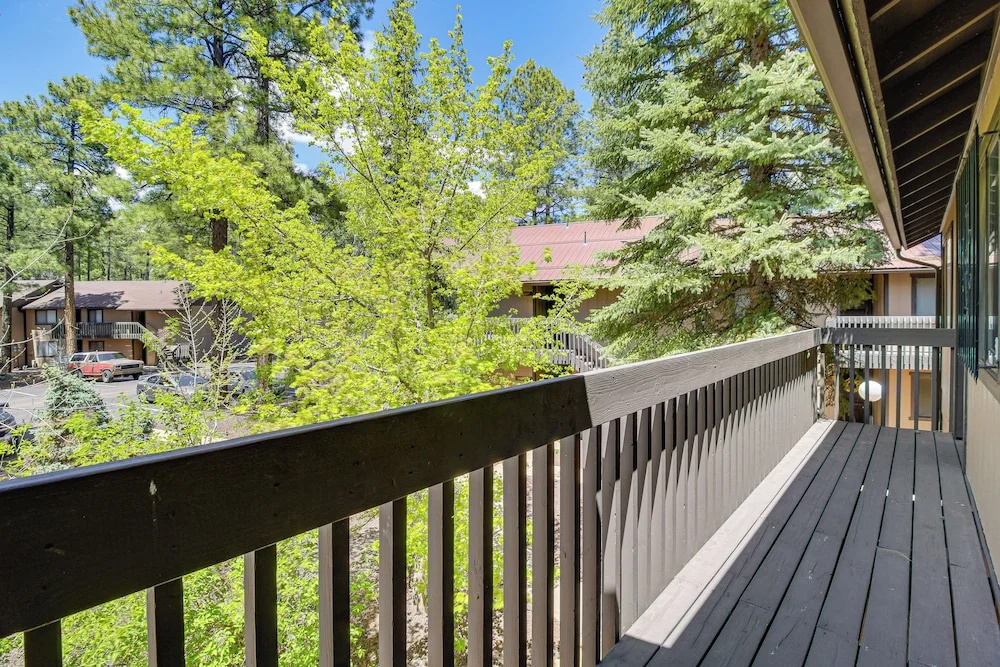 Hike & Golf: Family Home w/ Balcony in Pinetop!