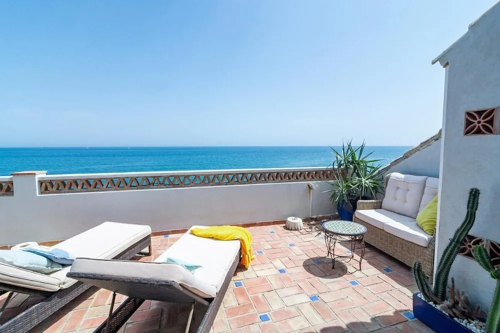 Lap- 3 bed Apartment on the Beach. Families Only