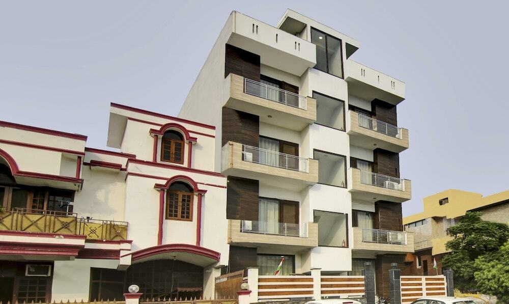YOYO ROOMS NEAR SECTOR 16 METRO Noida