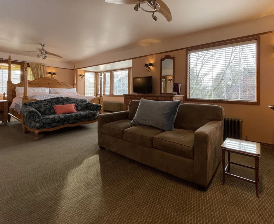 The Bacon Mansion Bed and Breakfast by null