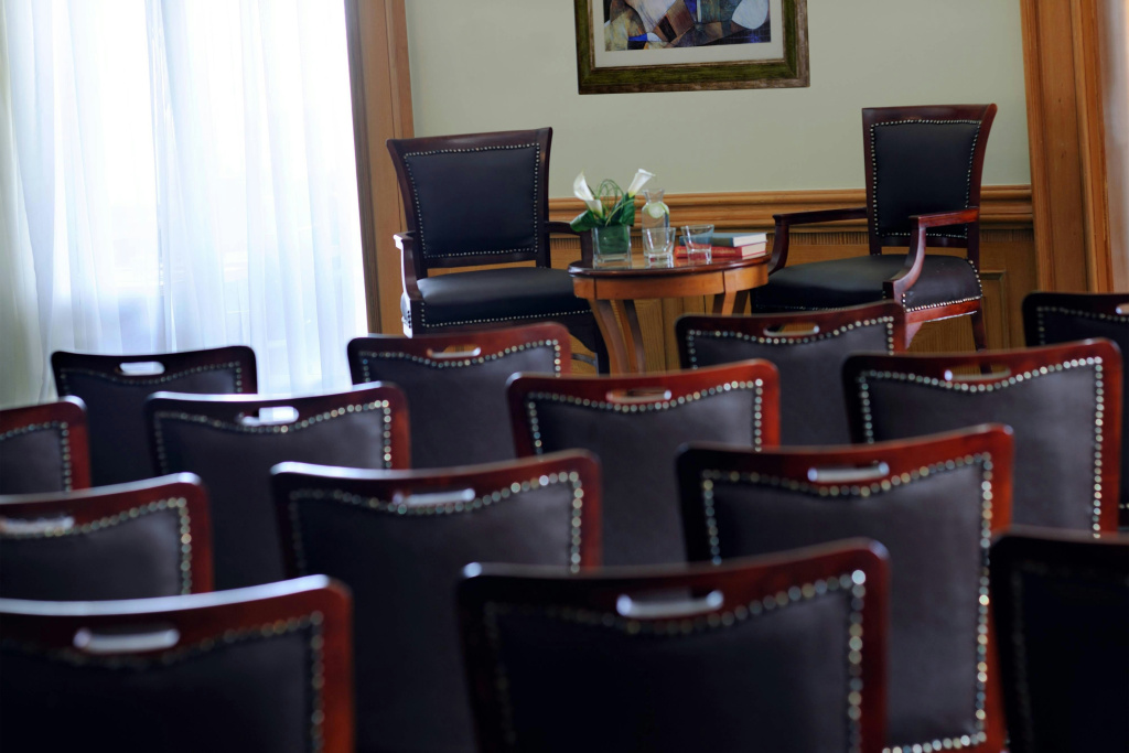 Renaissance Sharm El Sheikh Golden View Beach Resort: A meeting room arranged with rows of chairs facing a front table.