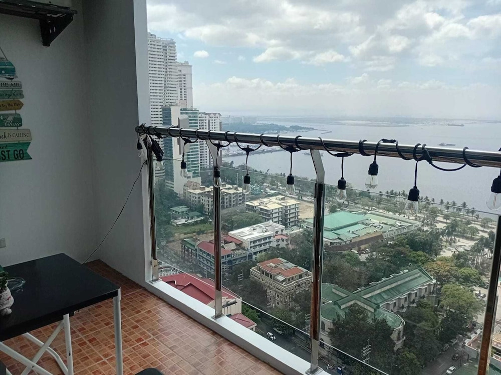Manila Bay View Mansion Malate by Carnivale Inn