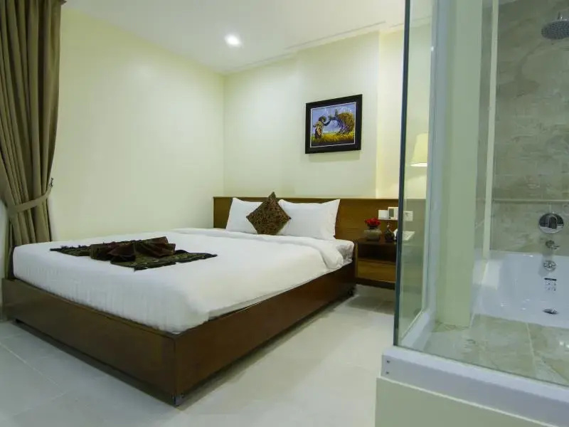 Deluxe Double room with city view (full double bed)