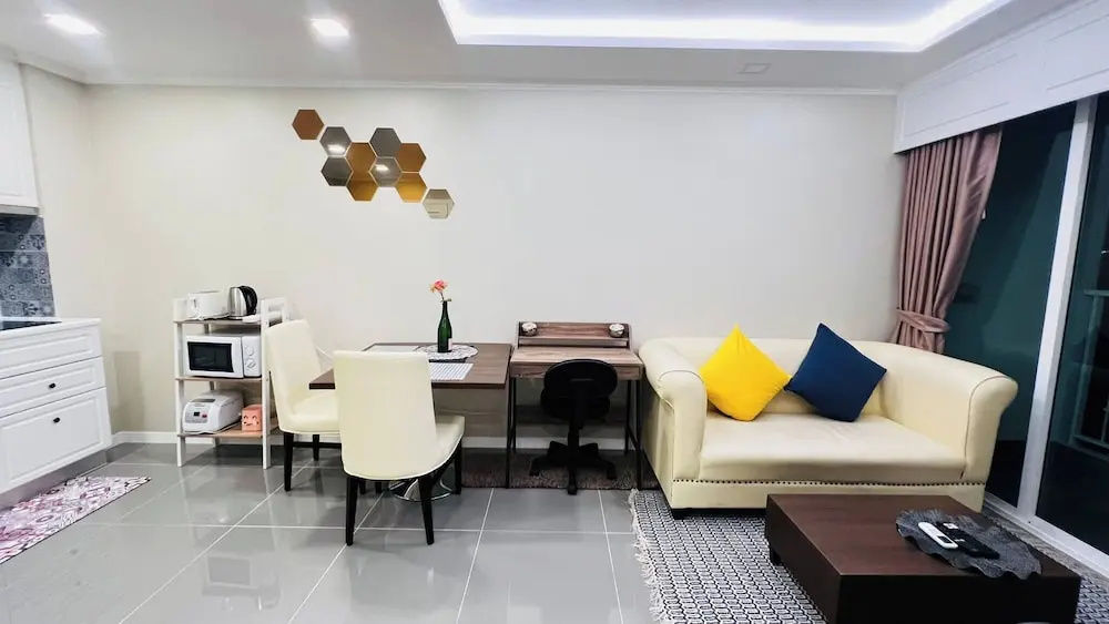 Luxurious 1-bedroom Condo With Pool Near Jomtien Beach