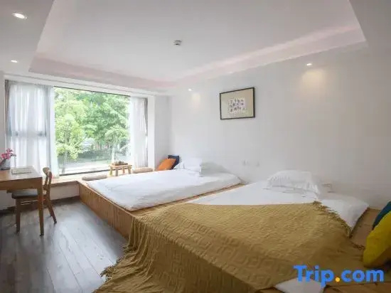 Standard Double room with courtyard view (full double bed)