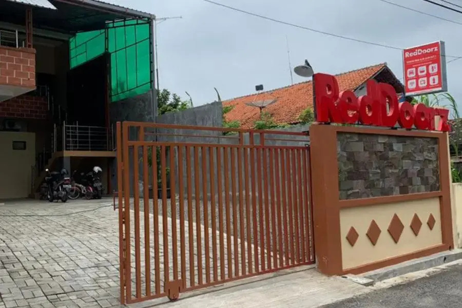 RedDoorz Syariah near Kawasan Simpang Lima Pati - фото 10