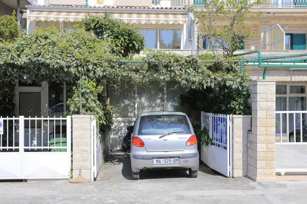 Apartments by the sea Makarska - 13222
