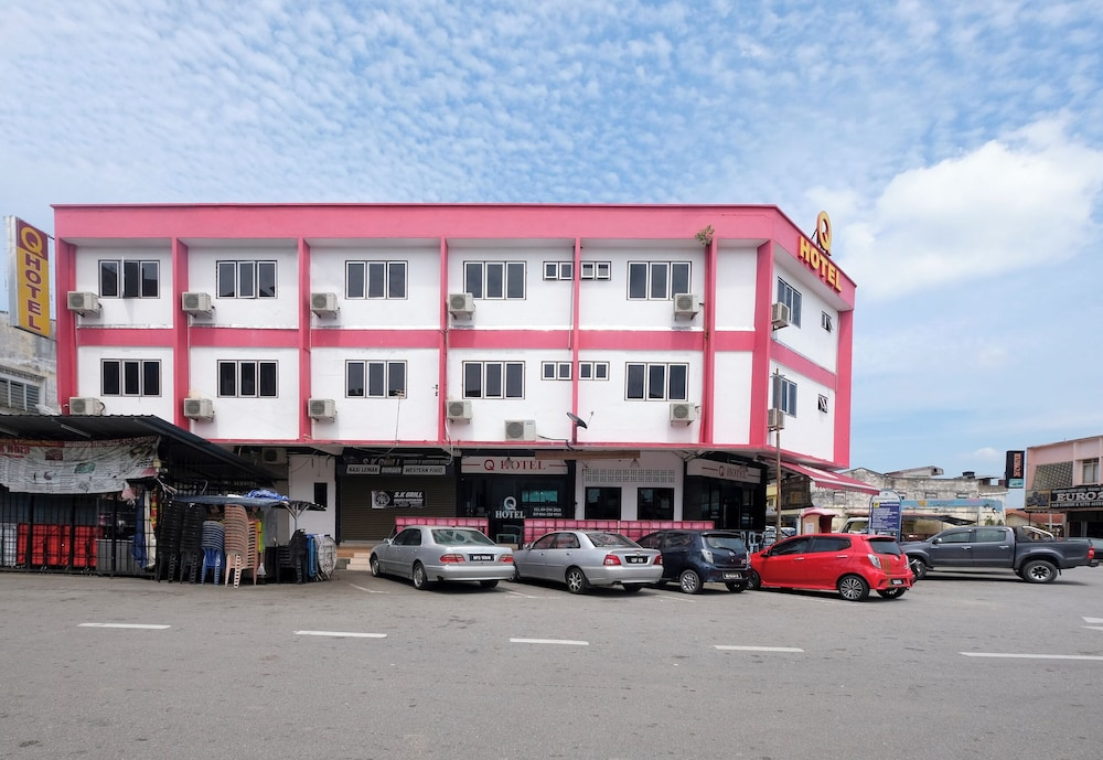 OYO 1104 Q Hotel