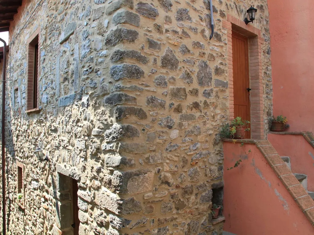 Holiday Home in Canossa With Swimming Pool, Garden, Barbecue