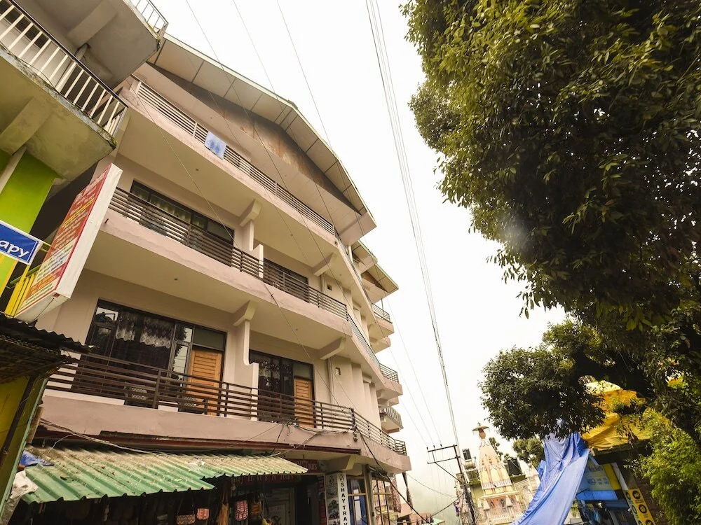 Raku's Place by OYO Rooms