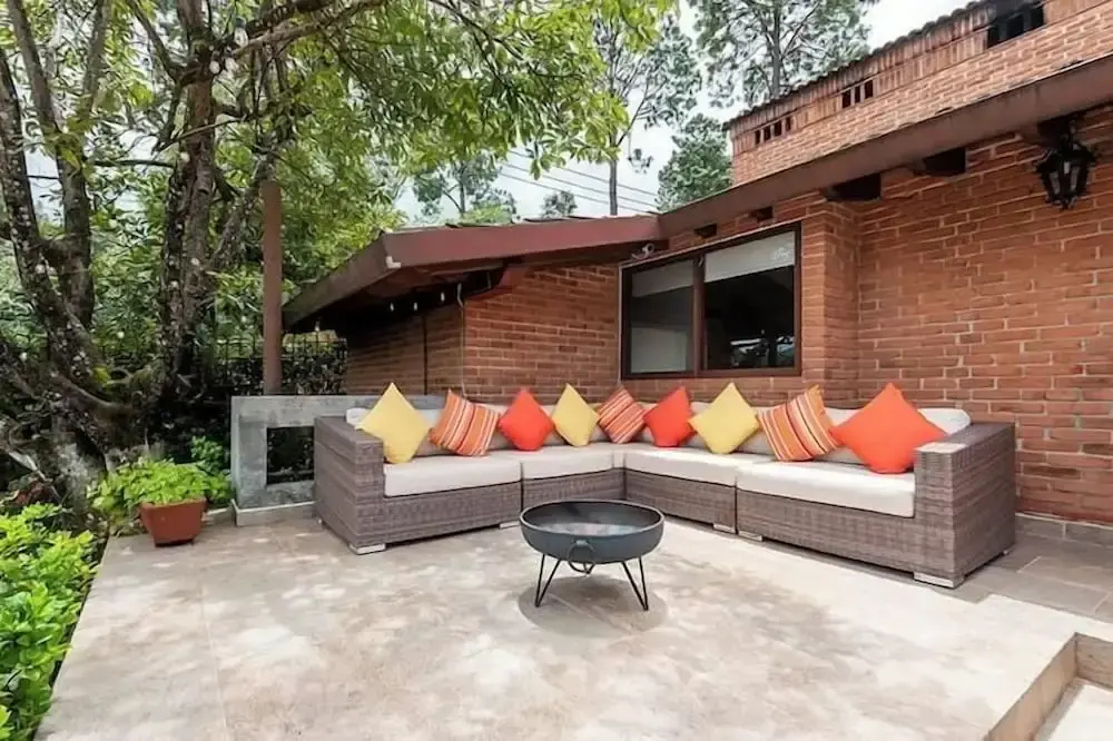 Incredible Property with Huge Garden and Pool!