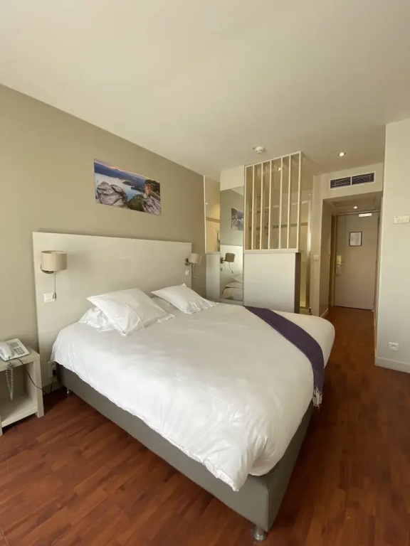 Comfort room with harbour view