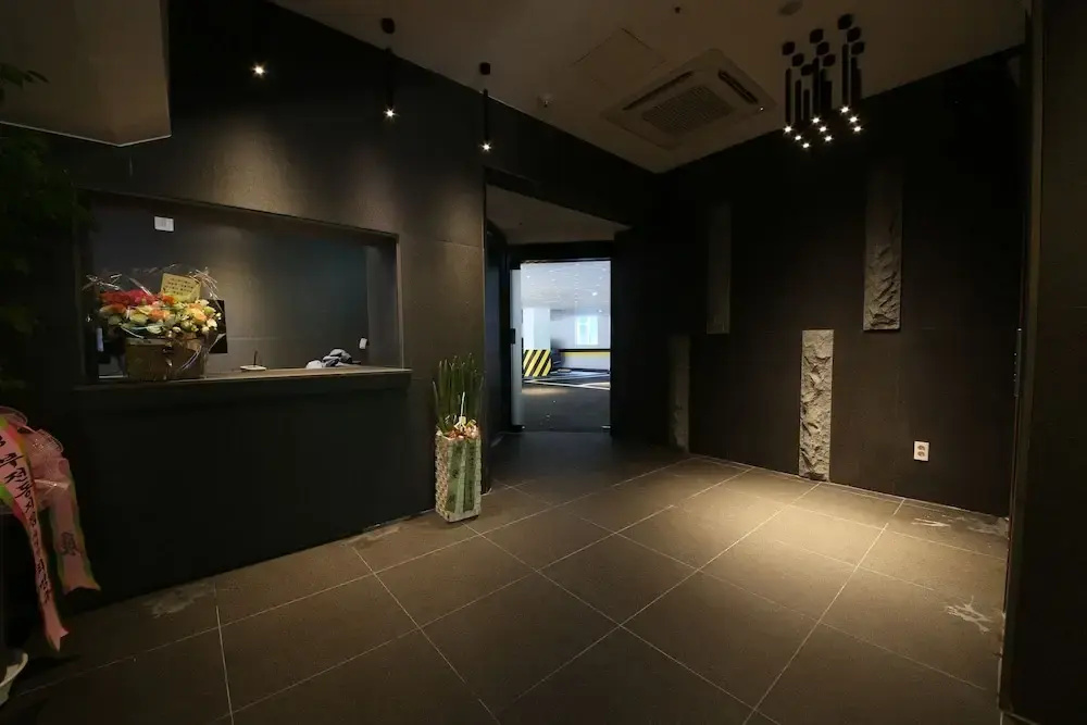 Lobby & Reception