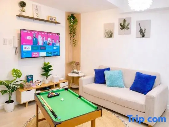 The Sunny Side 2BR with Pool and City View
