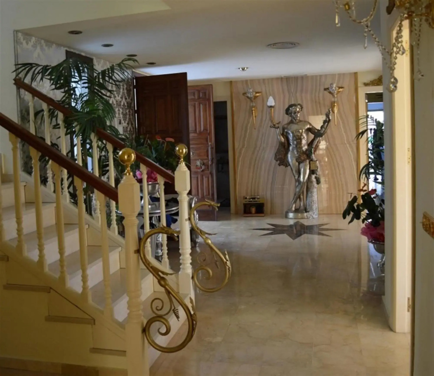 19567 - Unique Luxurious And Palacial Villa