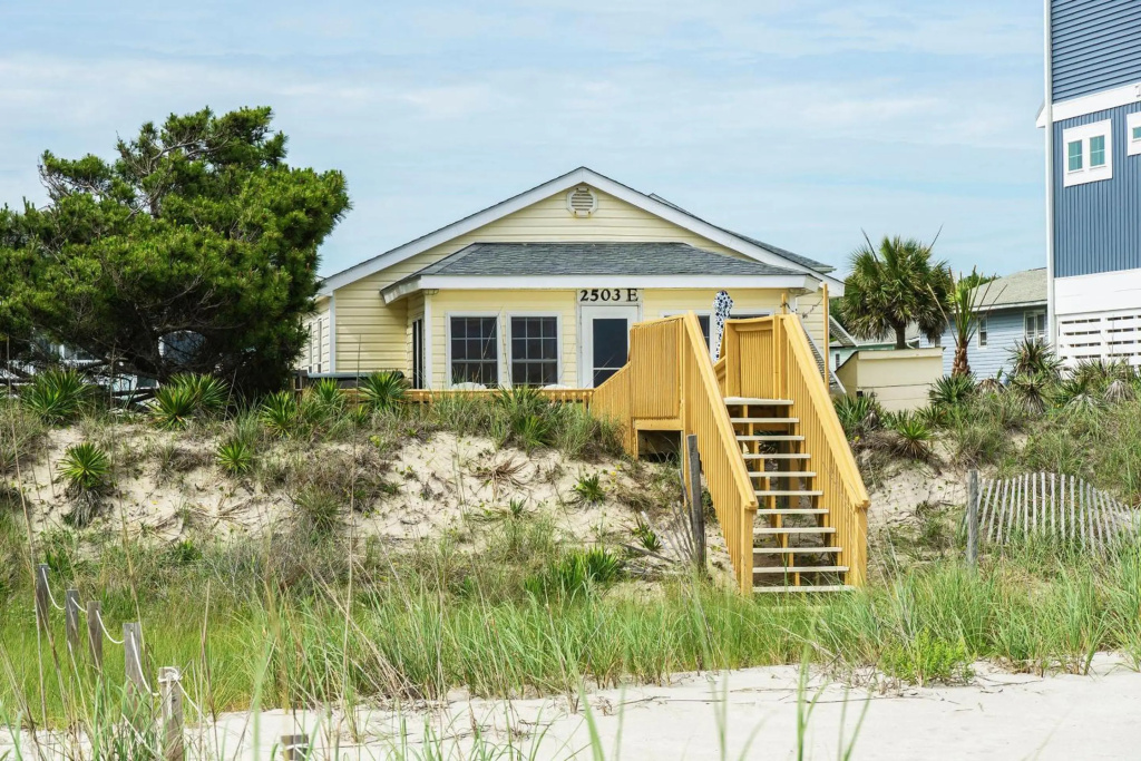 Ivy Cottage by Oak Island Accommodations