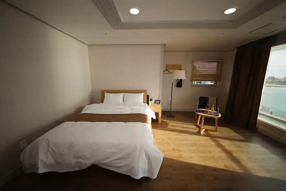 Deluxe Double room with balcony and with sea view (full double bed)
