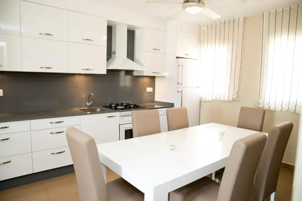 3 Bedrooms Apartment