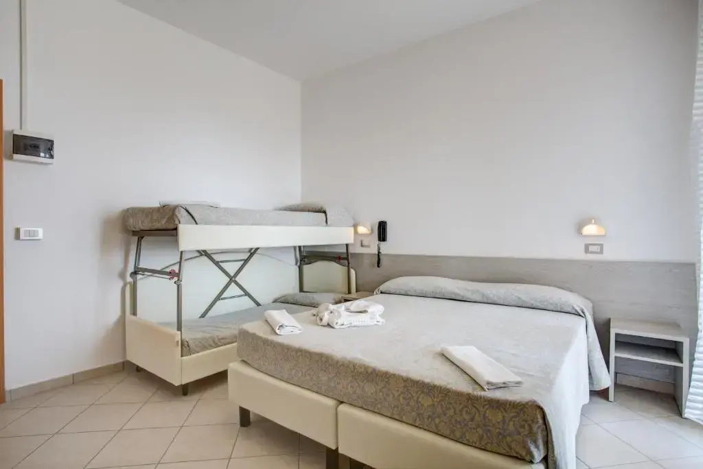 Standard Quadruple room with sea view