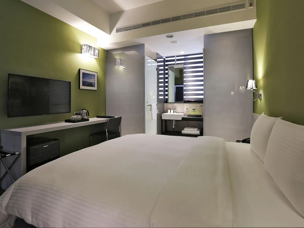Deluxe Double room (full double bed)