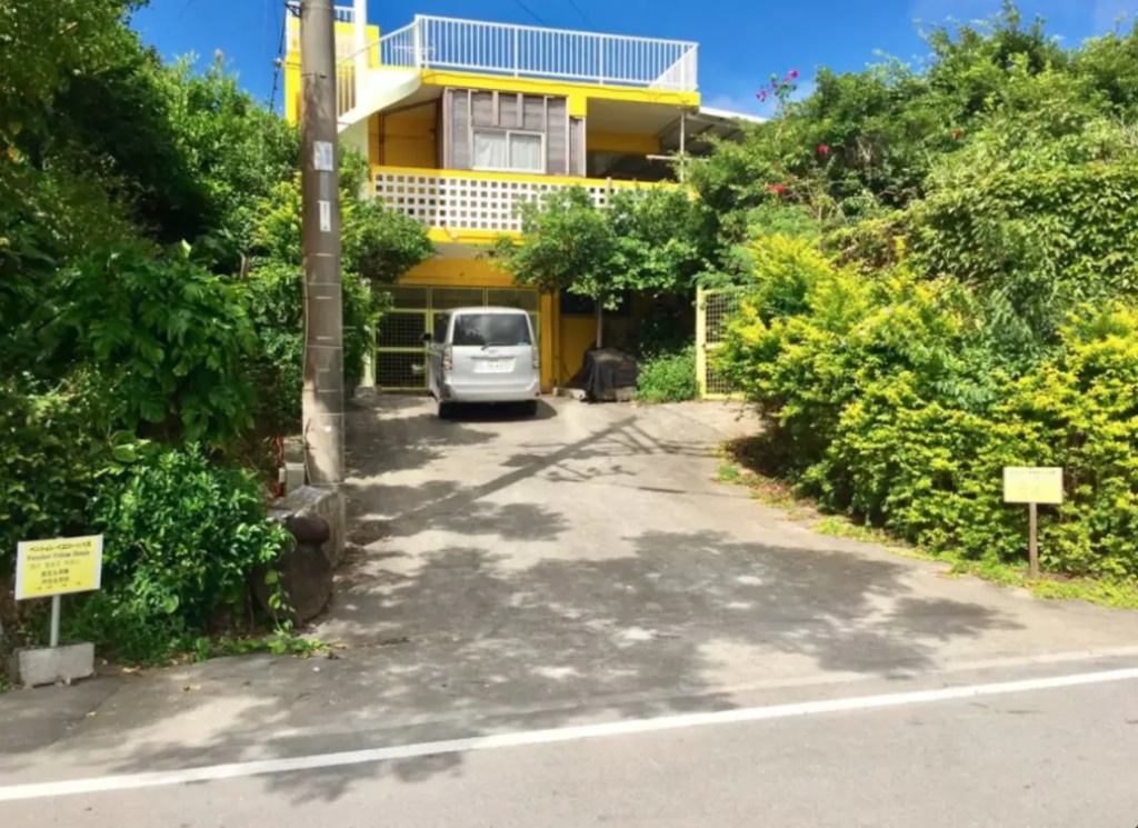 Pension Yellow House