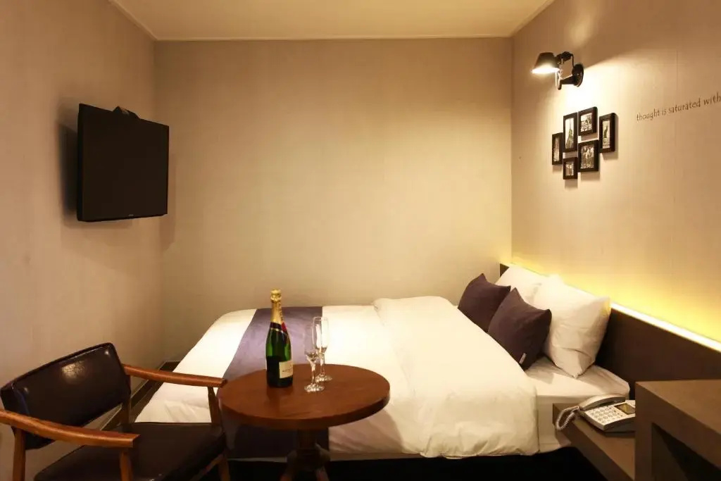 Deluxe Double room (full double bed)