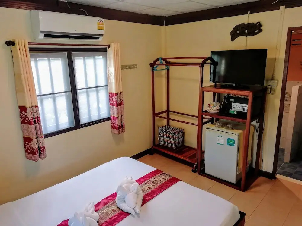 Superior Double room with pool view (full double bed)