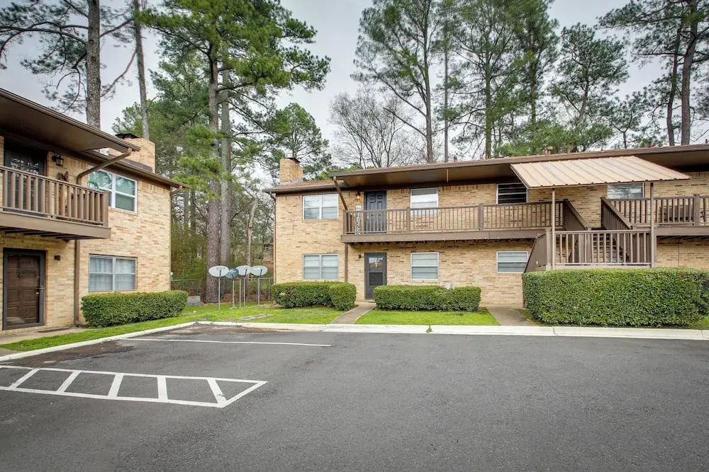 3 Mi to Dtwn Hot Springs: Modern Condo!