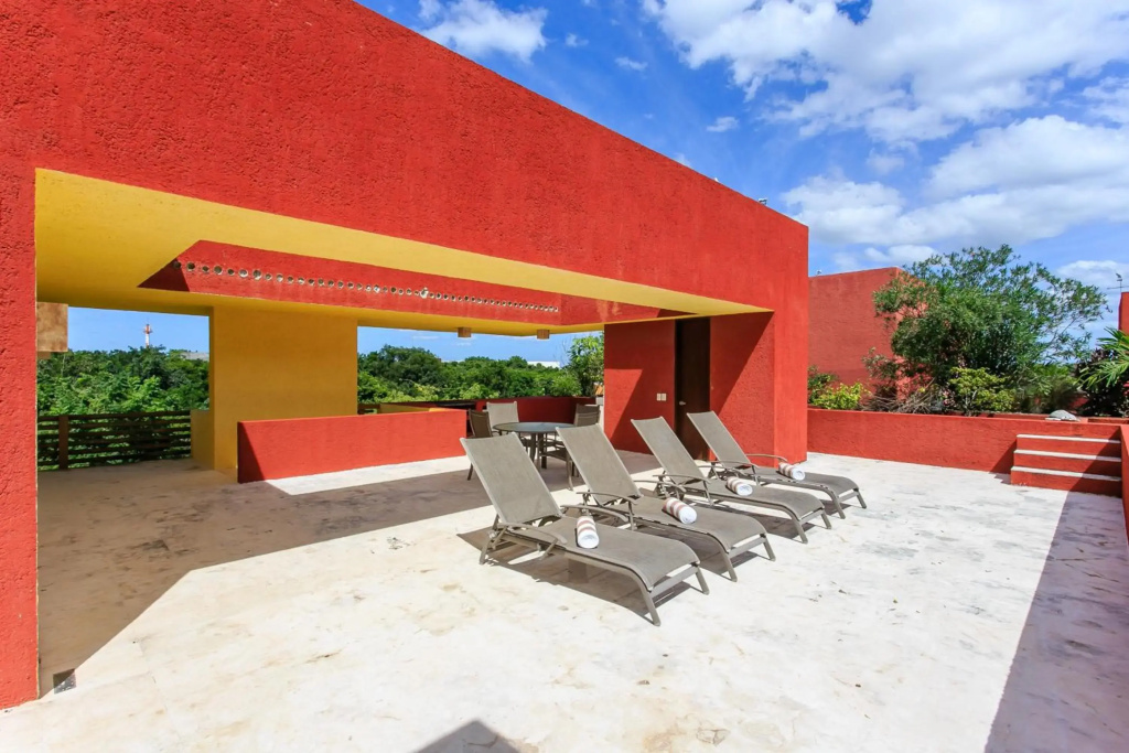 Colorful PH with private rooftop & pool in Playacar!