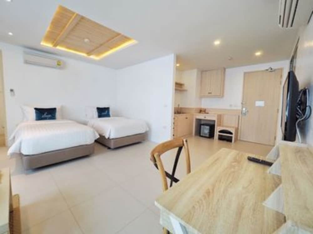 Люкс с 2 комнатами с балконом в Costa Village Bangsaray