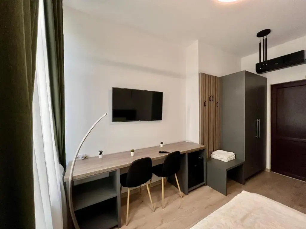 Deluxe Double room (full double bed)