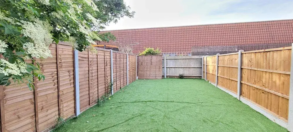 Dagenham - House - Sleeps 4 - Garden - City Centre