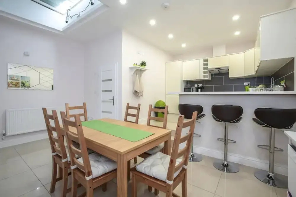 Bright &Airy 2 Bed in Stoke Newington