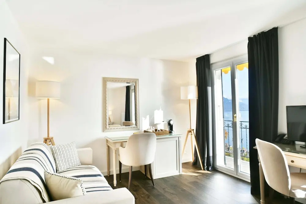 Deluxe Double room with balcony and with lake view (full double bed)