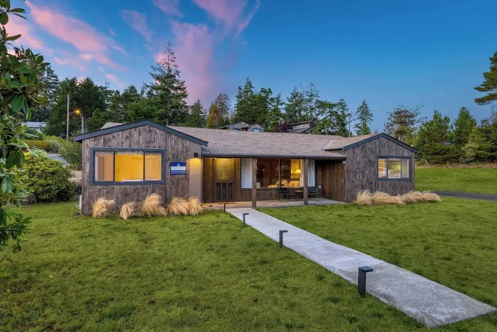 Walk to Beach & Shops Fireplace, Patio Dining & Firepit at Manzanita Ave